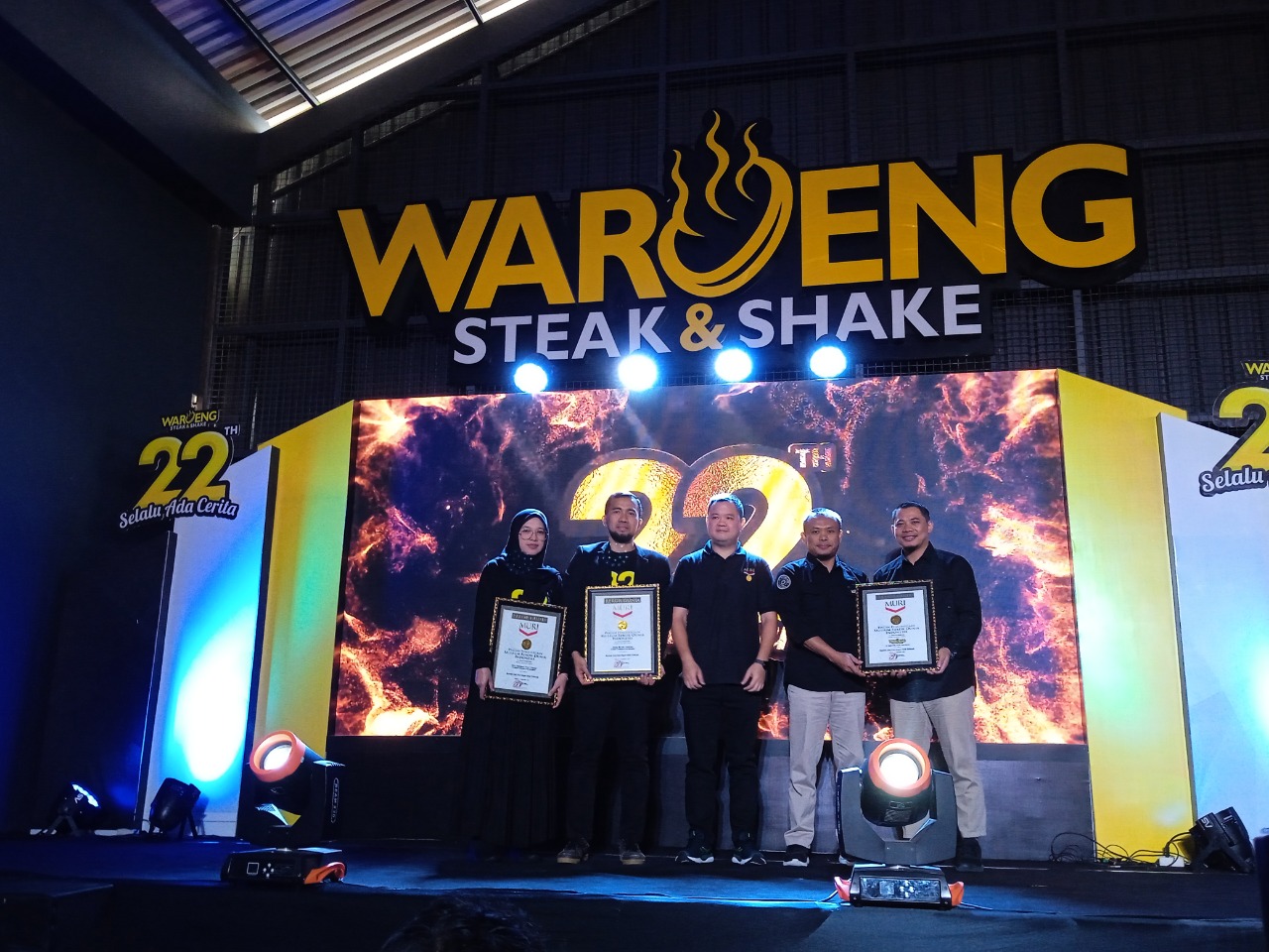 TERIMA PENGHARGAAN: Waroeng Steak & Shake meraih rekor MURI sebagai restoran steak halal dengan outlet terbanyak di Indonesia kemarin (4/9). (WULAN YANUARWATI/RADAR JOGJA)