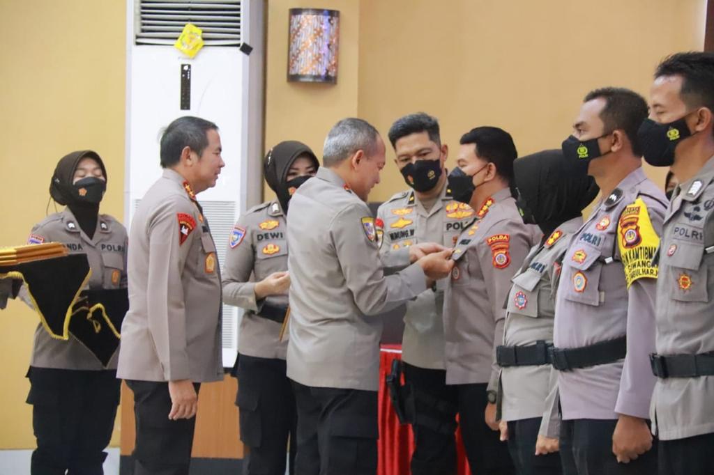 PRESTASI : Kabaharkam Polri Komjen Pol Arief Sulistiyanto memberikan penghargaan Vicvapa Brahmagola kepada jajaran Polda DIJ, Senin (12/9). (POLDA DIJ for RADAR JOGJA)