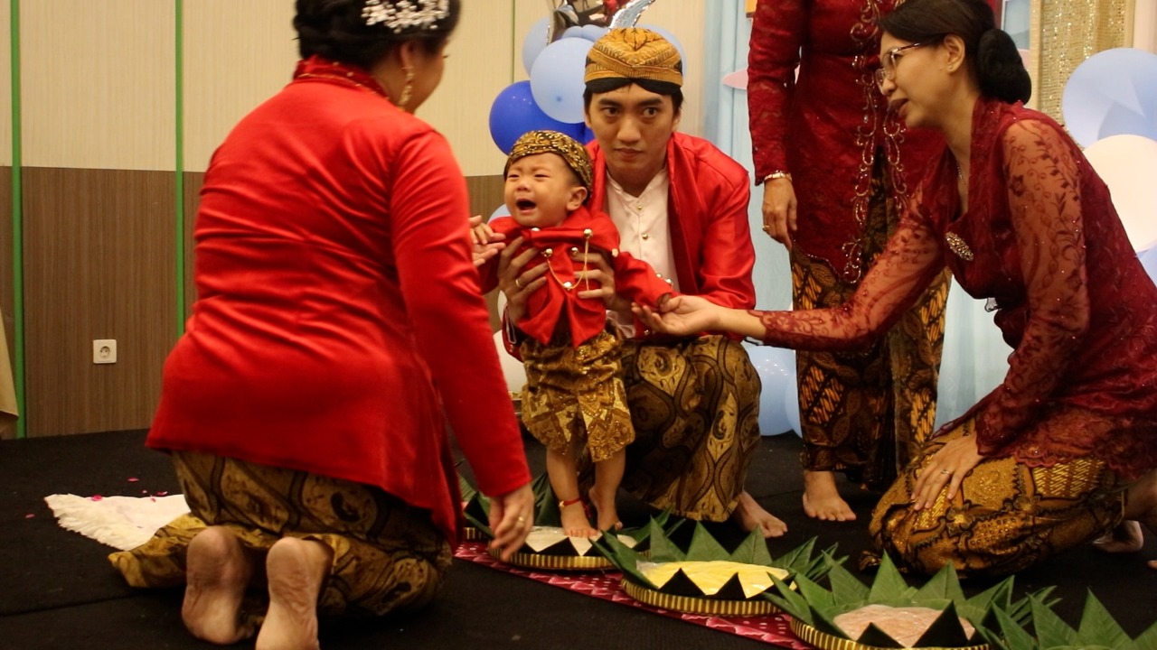 TRADISI : Owner Black Kebab selenggarakan  ritual tedak siten anak pertamanya. (ISTIMEWA)