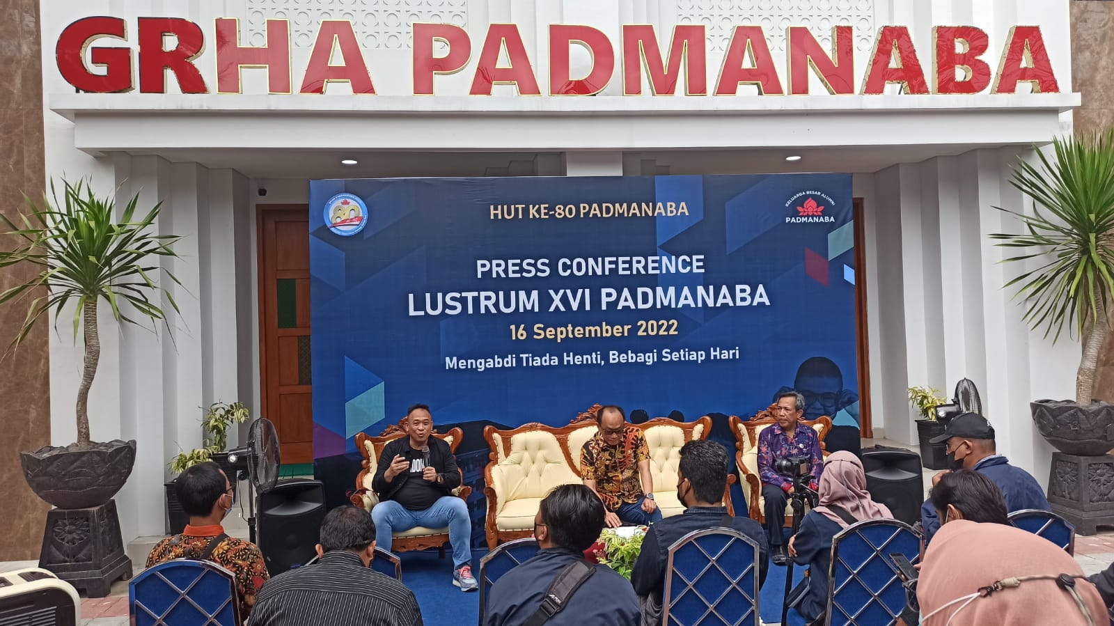 MERDEKA BELAJAR: Dari kiri, Triyanto, Zudan Arif Fakrulloh, dan Kusworo, saat press conference Lustrum XVI Padmanaba, Jumat 16 September 2022. (IWA IKHWANUDIN/RADAR JOGJA) 