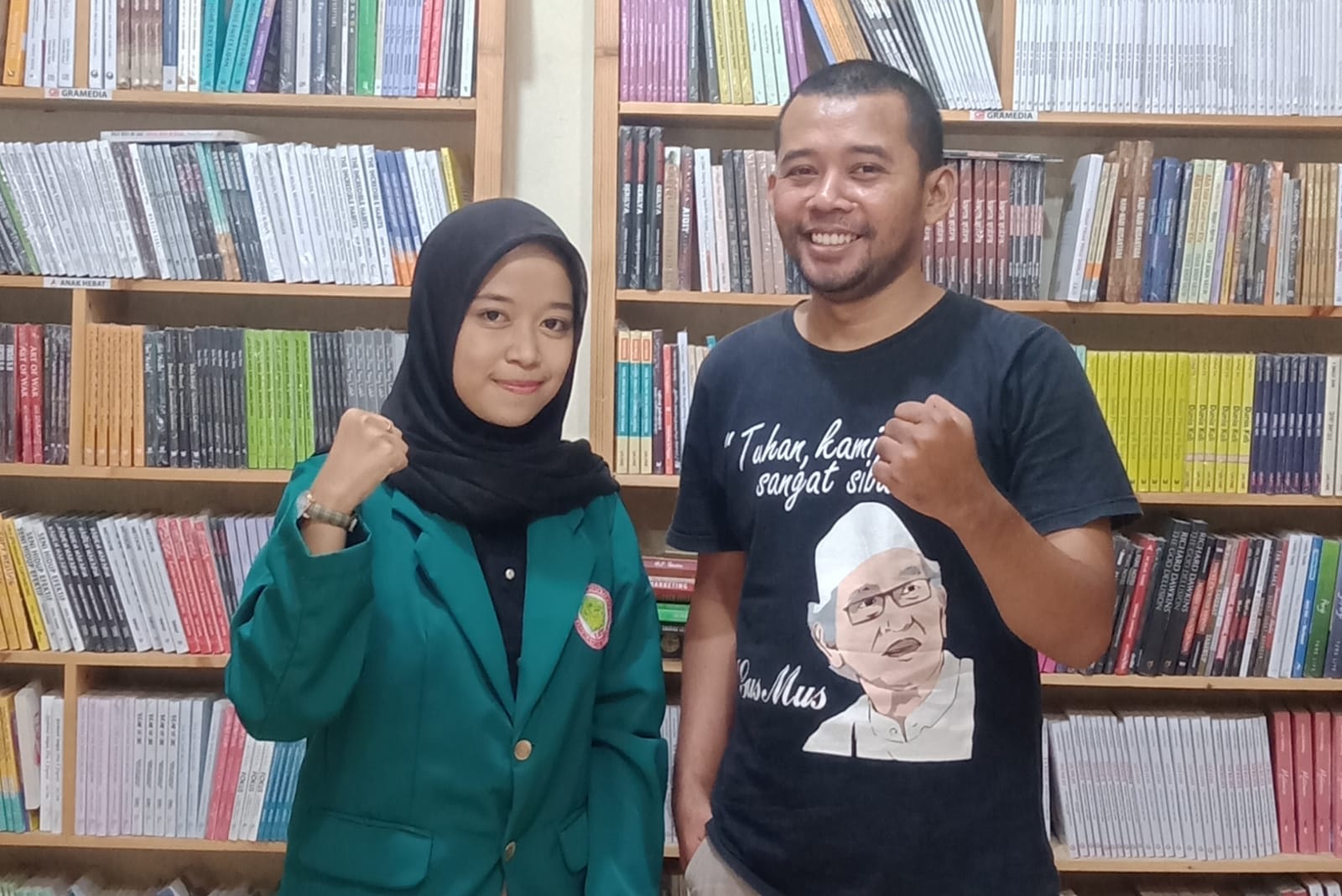 KONSISTEN : Tim penulis diwakili Dewi Fortuna foto bersama pemilik Nasution Books Azis Fajri Syarifudin, Selasa (13/9). (ISTIMEWA)