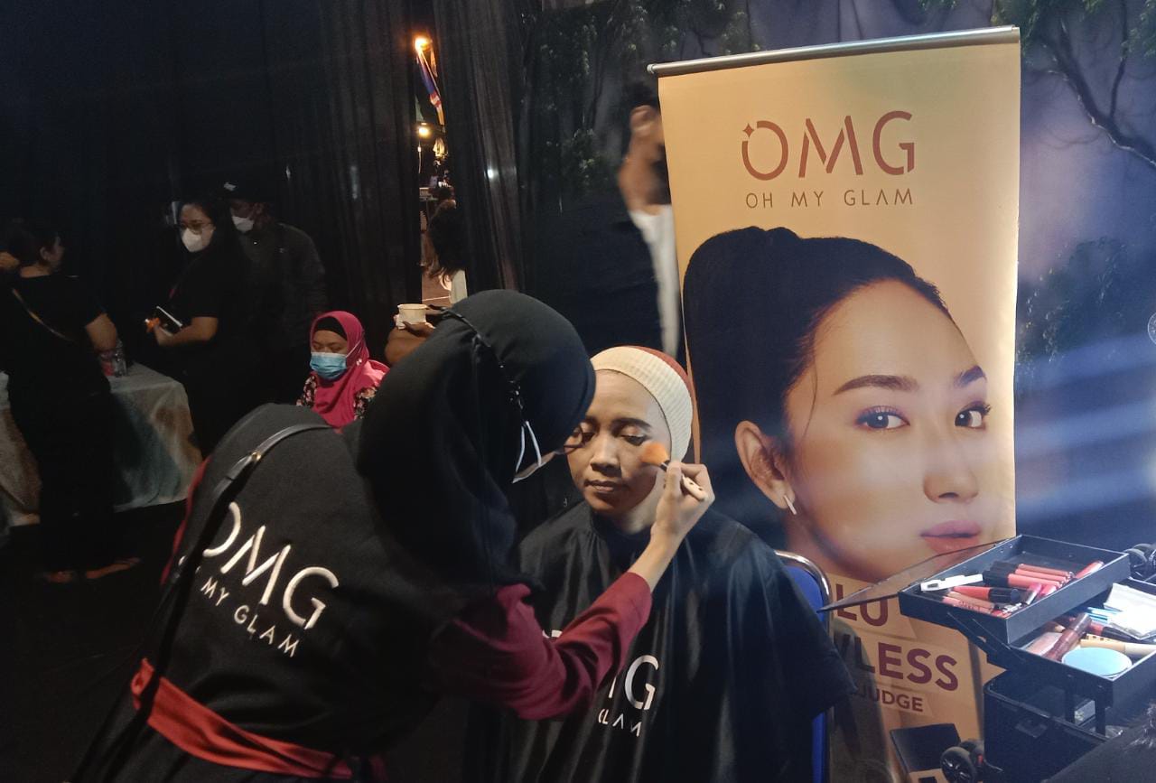 CANTIK : OMG memberikan fasilitas rias wajah bagi para penampil pentas seni pada gelaran Sekaten di Jalan Parangtritis Km 3,7, Randubelang, Bangunharjo, Sewon, Bantul, Senin (26/9). (ANNISSA KARIN/RADAR JOGJA)