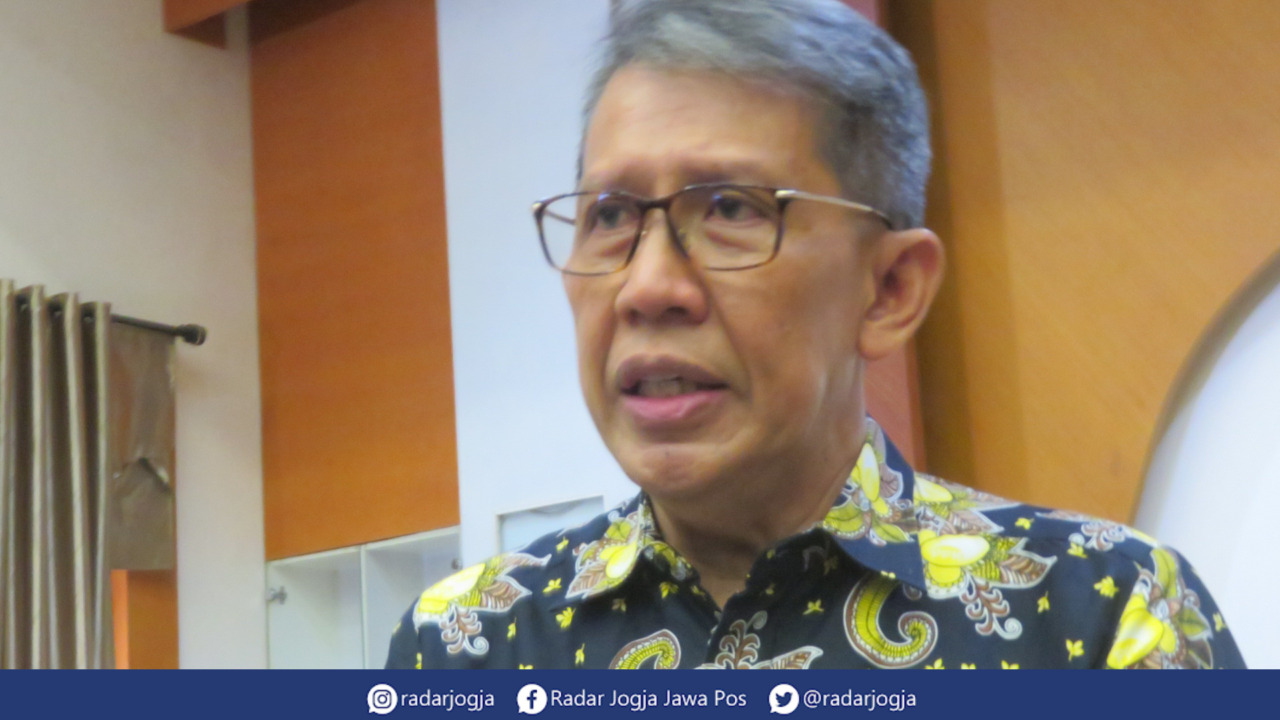 DILEMA : Ketua Presidium Pinsar Petelur Nasional (PPN) Yudianto Yosgiarso saat ditemui di Fakultas Peternakan UGM, Senin (5/9). (DWI AGUS/RADAR JOGJA)