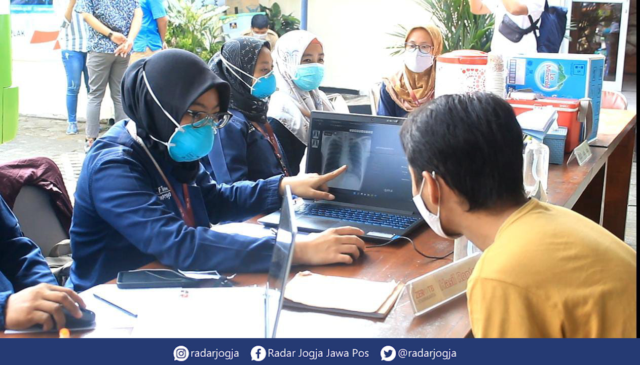 CARI : Mobile Screening TB digelar di Kantor Kapanewon Ngemplak, Senin (5/9). (ANNISSA KARIN/RADAR JOGJA)