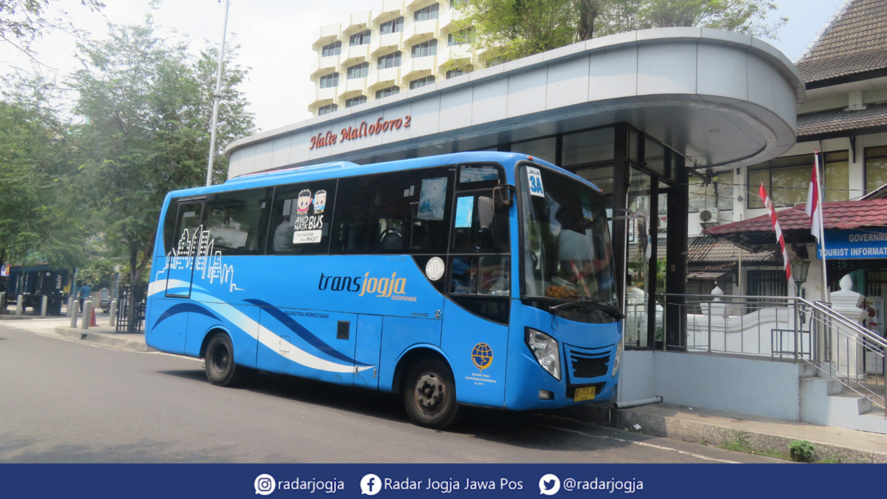 KENA IMBAS : Bus Trans Jogja saat melintas Halte Malioboro, Selasa siang (6/9). (DWI AGUS/RADAR JOGJA)