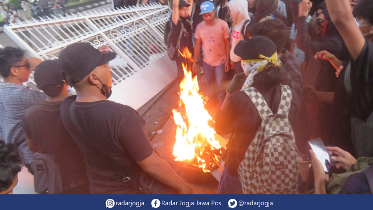 RICUH : Peserta aksi membakar ban dan merobohkan pagar DPRD DIJ di tengah aksinya, Rabu (7/9). (DWI AGUS/RADAR JOGJA)