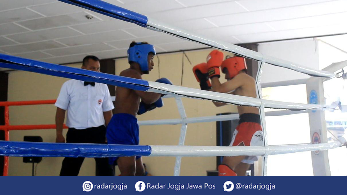 FIGHT : Gelaran cabor eksebisi kickboxing di Gedung Serbaguna Sleman, Kamis (8/9). (ANNISSA KARIN/RADAR JOGJA)