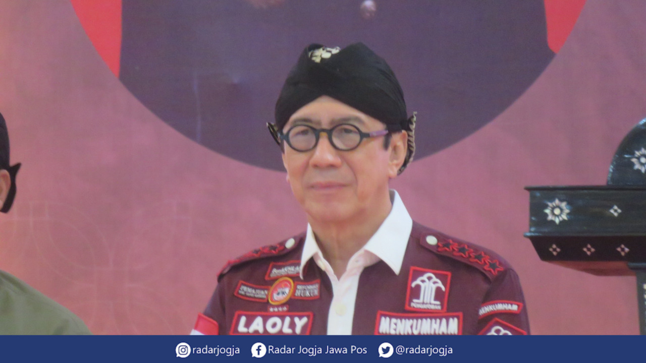 KUNJUNGAN : Menkumhm Yasonna Hamonangan Laoly saat berkunjung ke Lapas Kelas IIA Wirogunan Jogjakarta, Sabtu (10/9). (DWI AGUS/RADAR JOGJA)