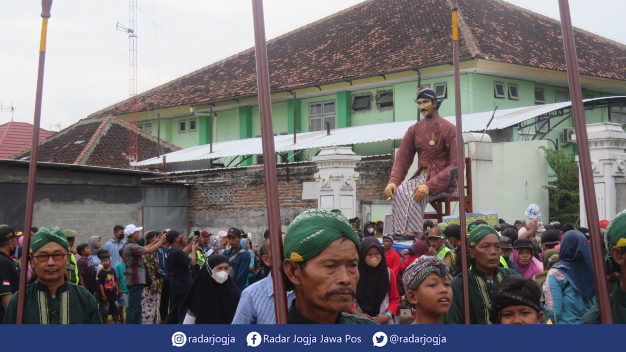 TRADISI : Prosesi Saparan Bekakak akhirnya kembali digelar setelah libur hampir 2 tahun. (DWI AGUS/RADAR JOGJA)