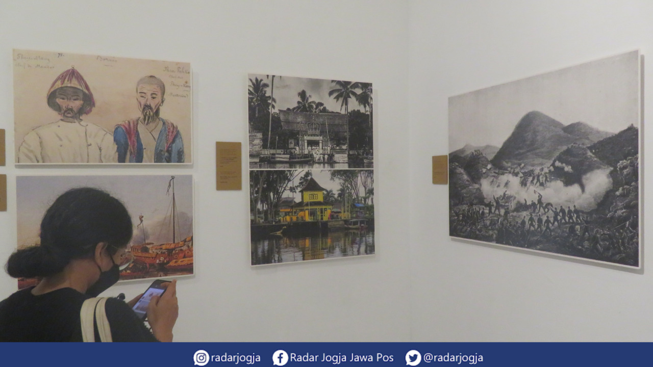 FOKUS : Pengunjung tengah melihat pameran foto Memoar Orang-Orang Singkawang di Bentara Budaya Yogyakarta, Sabtu malam (10/9). (DWI AGUS/RADAR JOGJA)