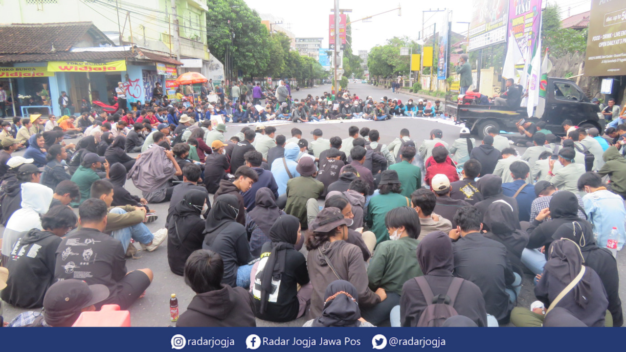 ASPIRASI : Para mahasiswa dari Forum BEM DIJ menggelar aksi unjuk rasa penolakan kenaikan harga BBM di simpangtiga jalan Affandi, Minggu (11/9). (DWI AGUS/RADAR JOGJA)