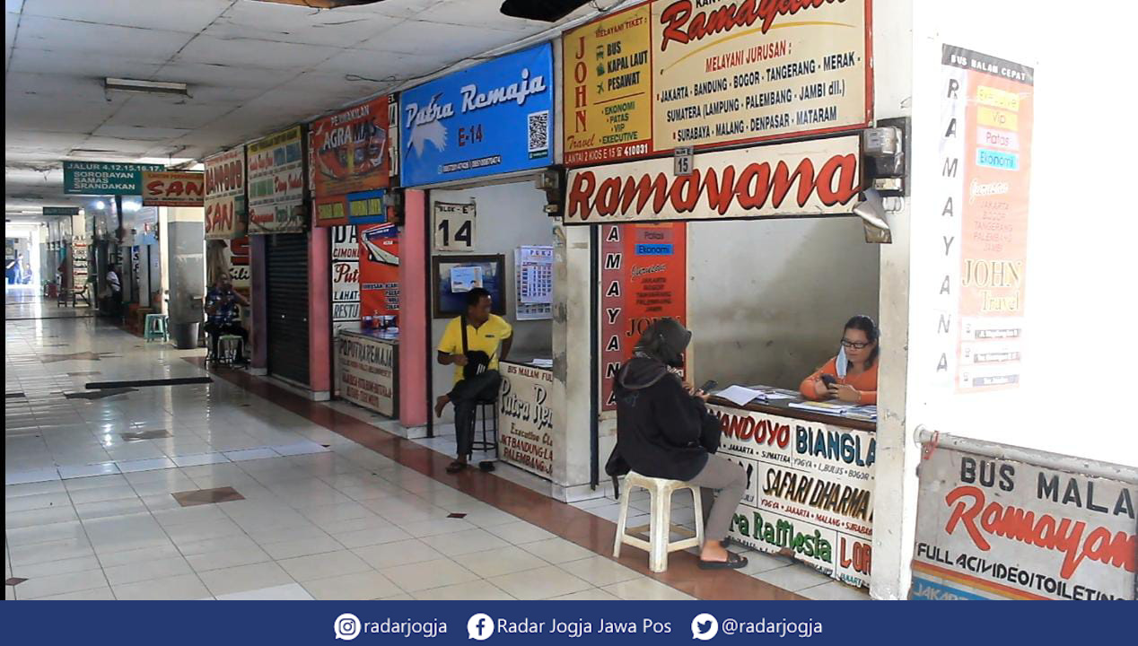 SEPI : Suasana lokasi pembelian tiket bus di Terminal Giwangan, Kota Jogja, Selasa (13/9). (ANNISSA KARIN/RADAR JOGJA)