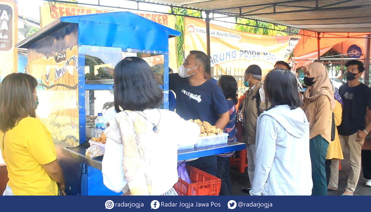 SEDAP : Antrian di Warung Pojok Mbak Yuni, Jalan I Dewa Nyoman Oka No. 3, Kotabaru, Gondokusuman, Kota Jogja, Selasa (13/9). (ANNISSA KARIN/RADAR JOGJA)