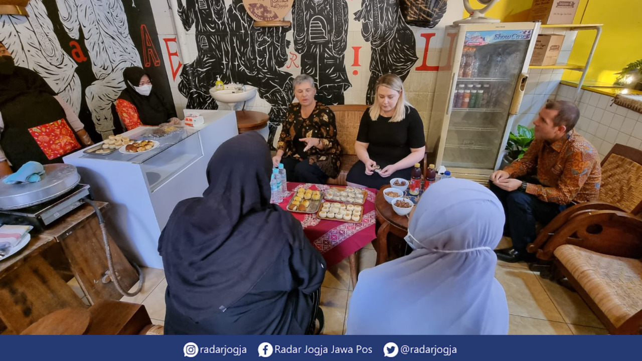 SUKA : Dubes Australia Penny Williams menjajal produk Bakpiapia saat berjalan-jalan di Malioboro, Selasa (13/9). (DWI AGUS/RADAR JOGJA)