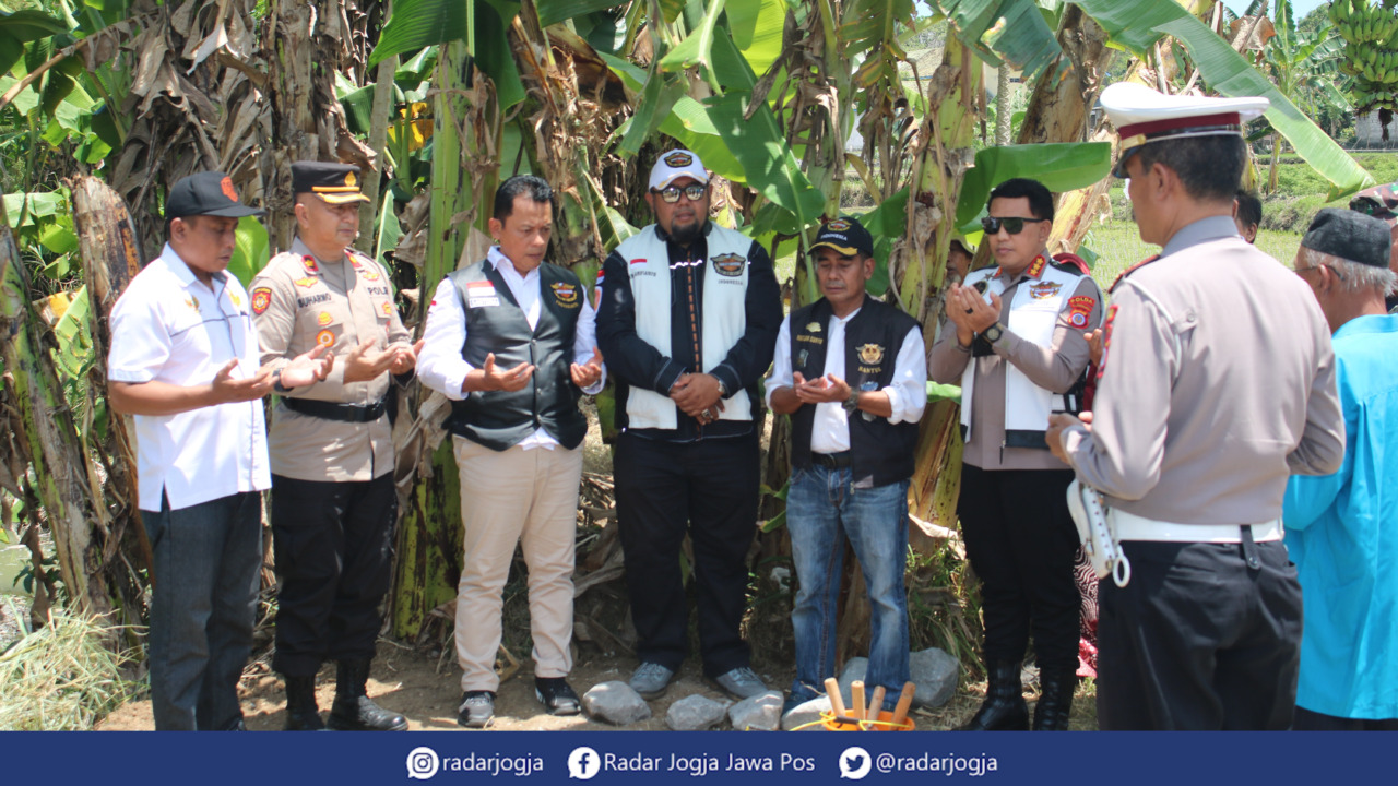 SOSIAL : HDCI Pengda DIJ gelar bakti sosial pembangunan jembatan di atas aliran Sungai Celeng, Imogiri, Bantul, Rabu (14/9). (EDWIN MAULANA for RADAR JOGJA)