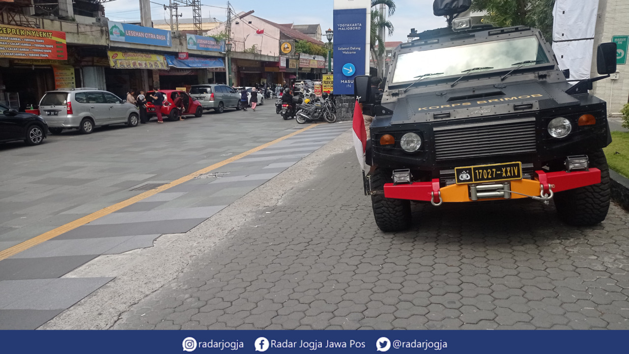 SIAGA : Kendaraan taktis milik Sat Brimob Polda DIJ bersiaga di kawasan Malioboro, Kamis (15/9). (DWI AGUS/RADAR JOGJA)
