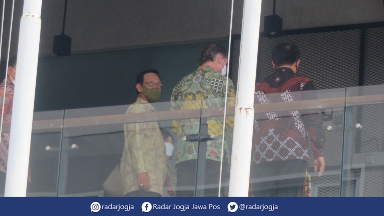 TINJAU : Gubernur DIJ Hamengku Buwono X tengah meninjau bangunan Hotel Ibis Malioboro, Kamis (15/9). (DWI AGUS/RADAR JOGJA)