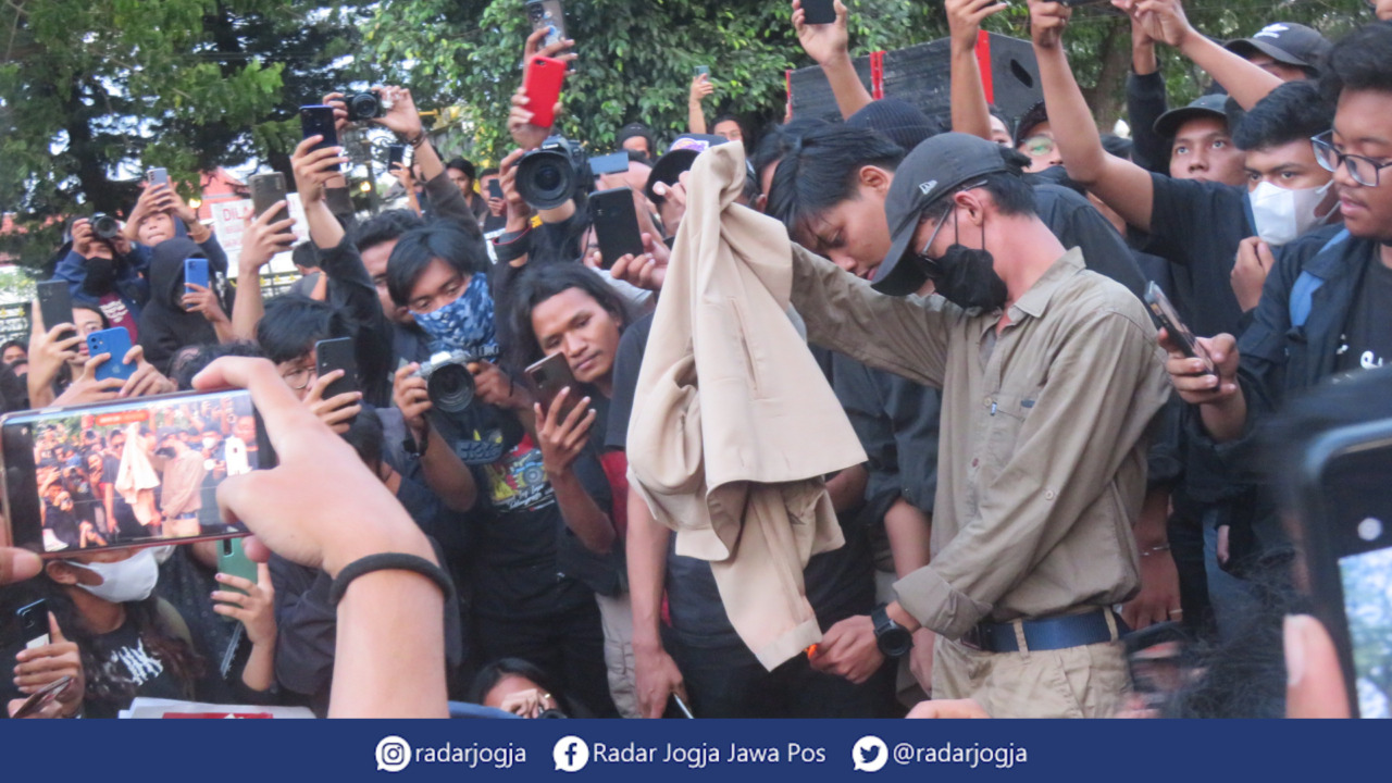 BAKAR : Peserta aksi unjuk rasa Aliansi Rakyat Bergerak membakar jas almamater UGM Jogjakarta, Kamis (15/9). (DWI AGUS/RADAR JOGJA)