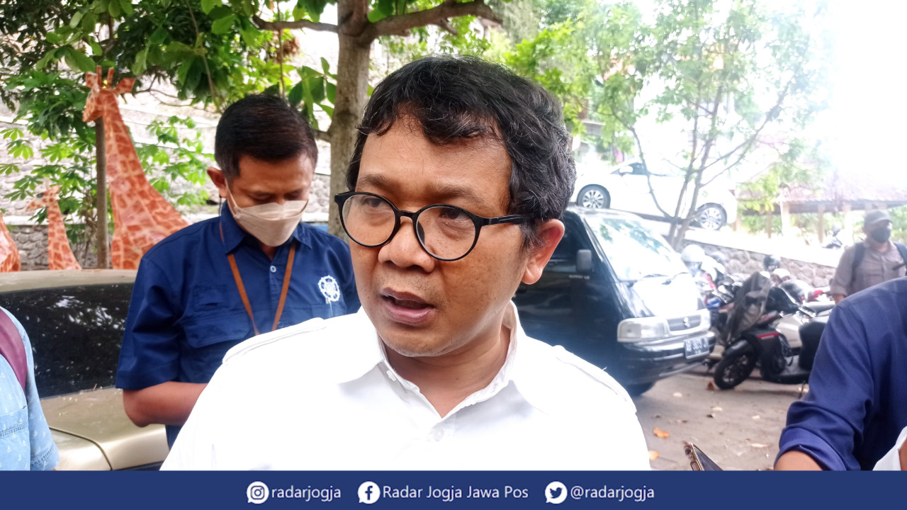SOSOK : Pakar Sosiologi UGM Arie Sujito ditemui di bantaran Sungai Code, Sinduadi, Mlati, Sleman, Selasa (20/9). (DWI AGUS/RADAR JOGJA)