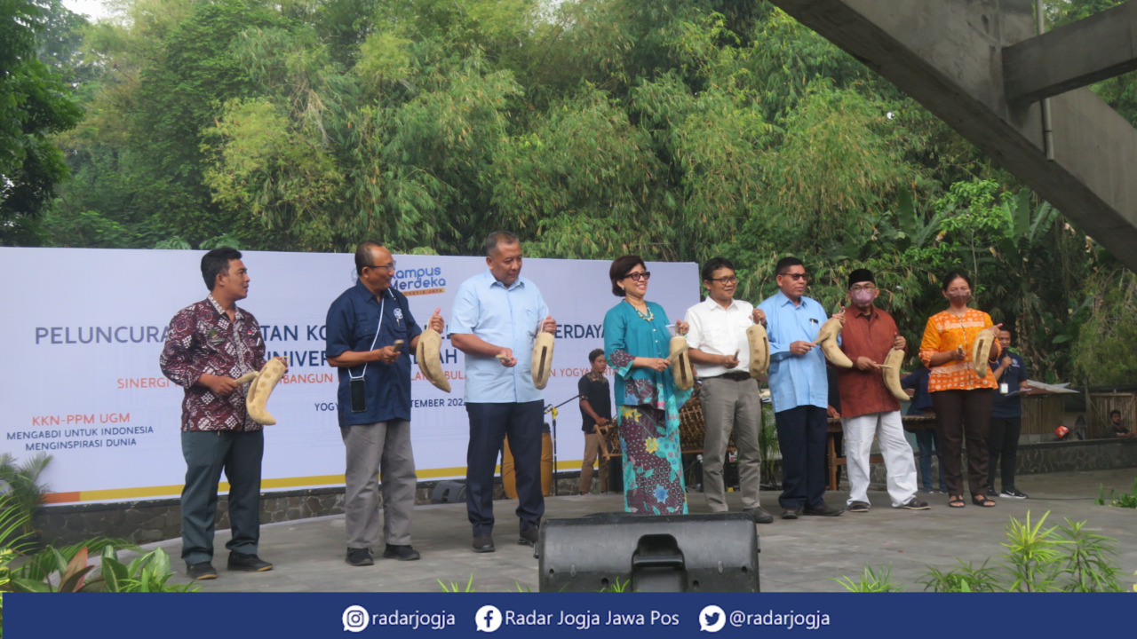 RESMI : Pengenalan program Komunitas Belajar dan Berdaya (KIBAR) UGM di Bantaran Sungai Code, Sinduadi, Mlati, Sleman, Selasa (20/9).(DWI AGUS/RADAR JOGJA)