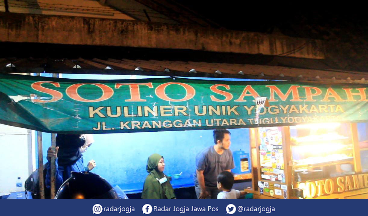 UNIK : Suasana Warung Soto Sampah di Jalan Kranggan No. 2 Cokrodiningratan, Jetis, Kota Jogja, Senin malam (19/9). (ANNISSA KARIN/RADAR JOGJA)