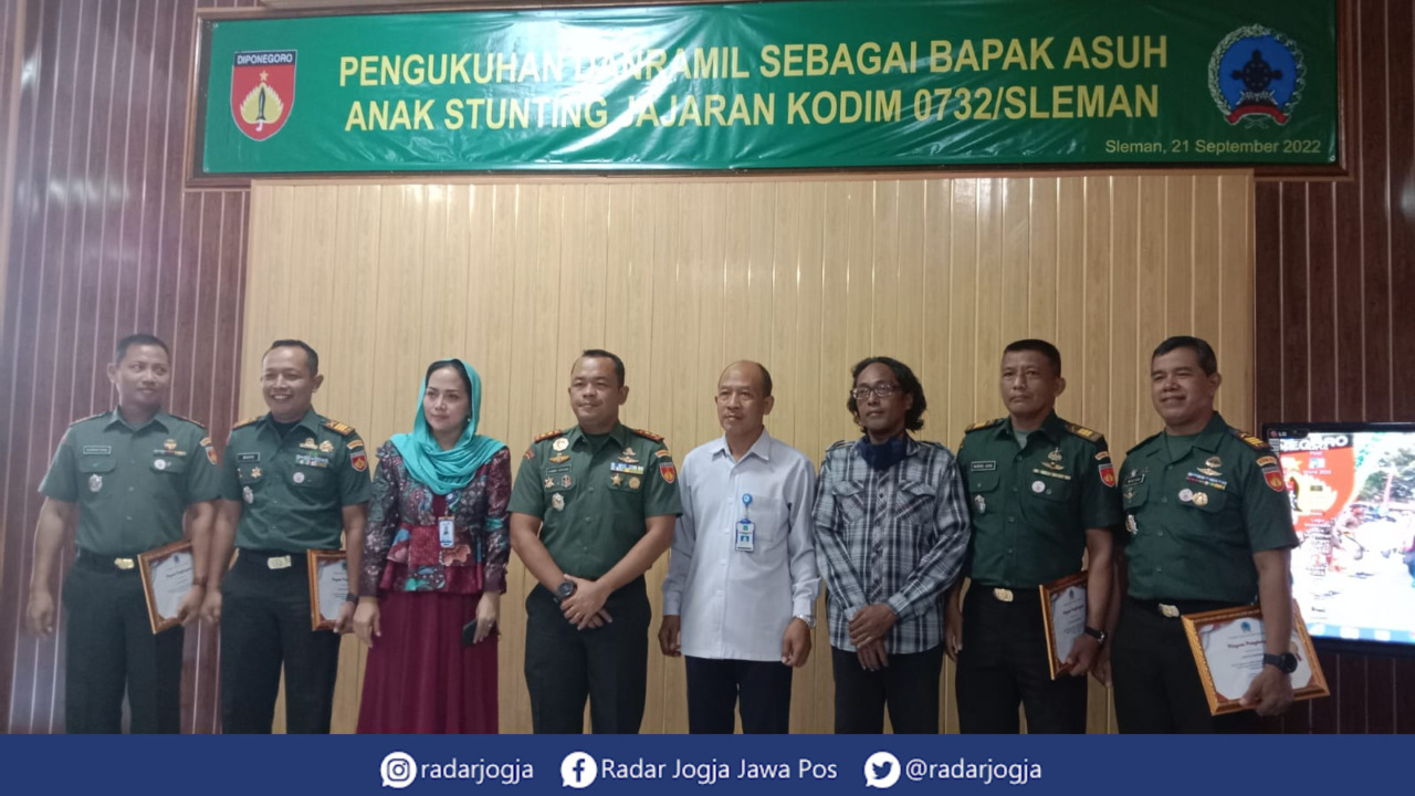 PEDULI : Pengukuhan Danramil sebagai bapak asuh anak stunting oleh Dandim Sleman Letkol Arm Danny Arianto Pardamean Girsang di Makodim 0732 Sleman, Rabu (21/9). (ANNISSA KARIN/RADAR JOGJA)