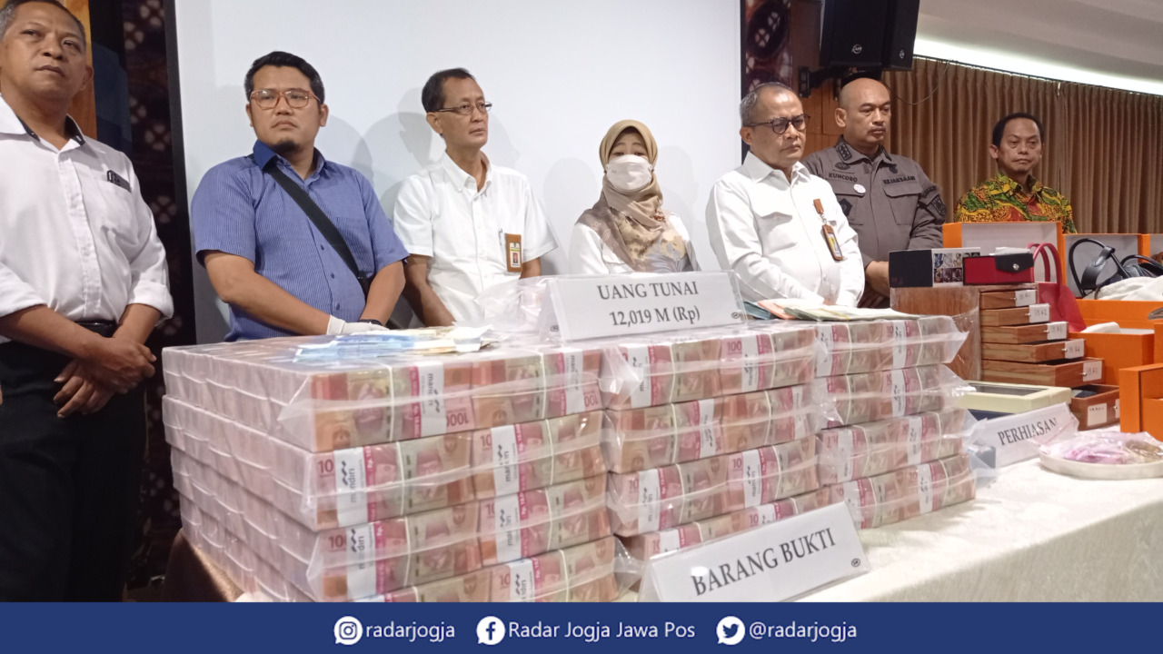 TAK JUJUR : Sebagian barang bukti kasus pelaporan SPT pajak tak jujur milik tersangka HP dan PT. JPM yang ditampilkan di Kantor Kanwil DJP DIJ, Kamis (22/9). (DWI AGUS/RADAR JOGJA)