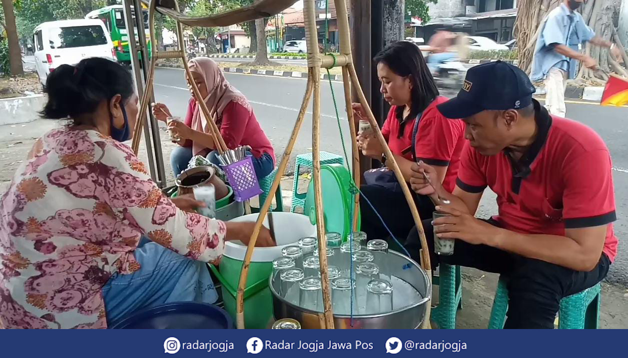 SEGER : Suasana lapak Es Dawet Pandawa Pak Bagong di Jalan Raya Solo-Jogjakarta Nomor 15, Keniten, Tamanmartani, Kalasan, Sleman, Rabu (21/9). (ANNISSA KARIN/RADAR JOGJA)