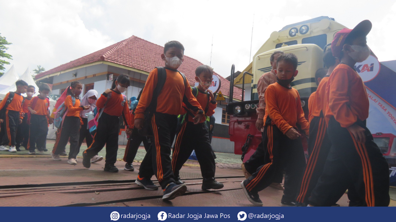 EDUKASI : Kunjungan siswa sekolah ke Balai Yasa Jogjakarta, Jumat (23/9). (DWI AGUS/RADAR JOGJA)