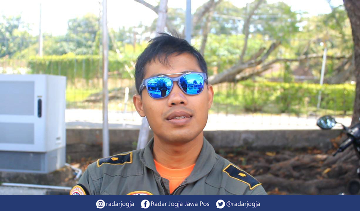 PENERBANG : Kadeck Dwi I.M salah satu instruktur penerbang saat ditemui di Bandara Adisucipto, Jumat (23/9). (ANNISSA KARIN/RADAR JOGJA)