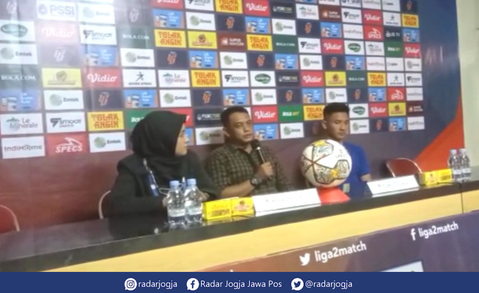 MENANG : Pelatih PSIM Erwan Hendarwanto memberikan keterangan dalam jumpa pers usai timnya berhasil mengalahkan Persela Lamongan di Stadion Sultan Agung Bantul, Selasa (27/9). (HERU PRATOMO/RADAR JOGJA)