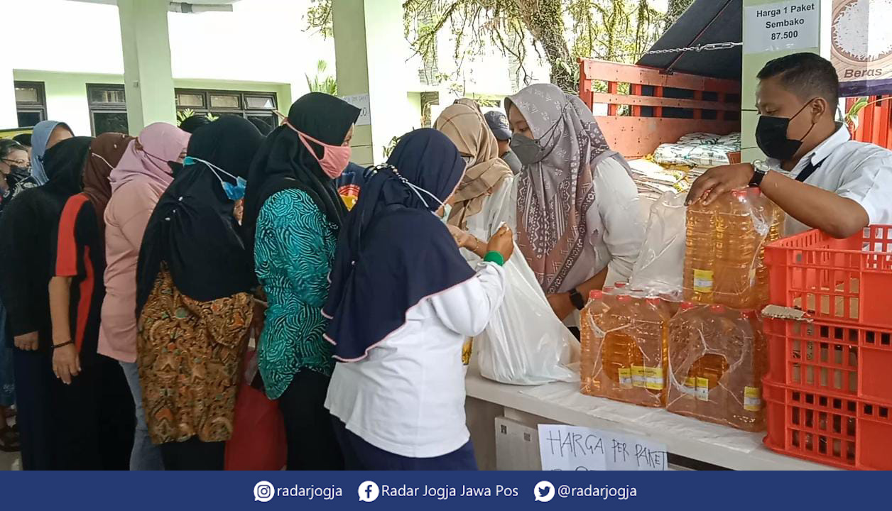 BORONG : Gelaran operasi pasar murah di Kapanewon Kalasan, Rabu (28/9). (ANNISSA KARIN/RADAR JOGJA)