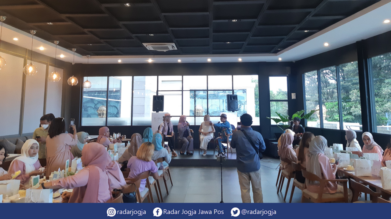 CANTIK : Brand skincare .face up adakan talkshow kecantikan di Balcony Resto Plaza Ambarrukmo, Rabu (28/9). (DERADZRA SYIFAA ADRIEVA for RADAR JOGJA)