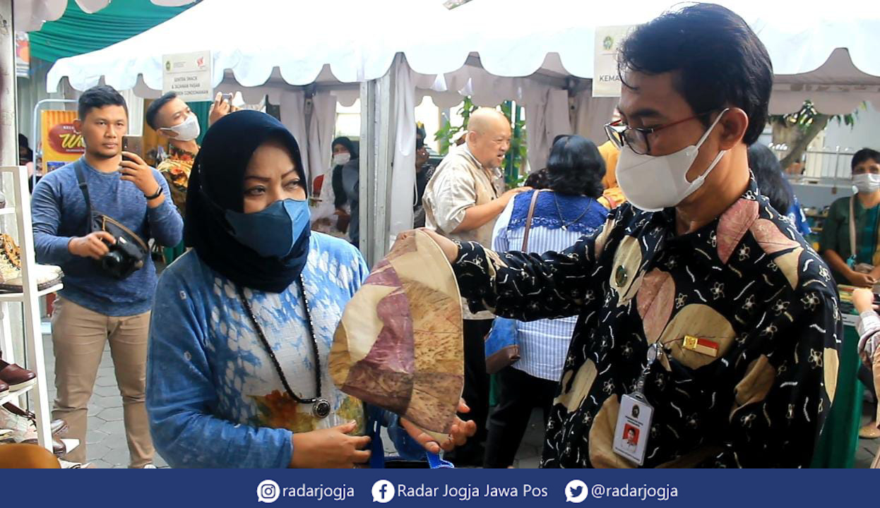 DUKUNG : Kepala DPKUKM Kota Jogja meluncurkan sentra-sentra IKM di Kemantren Ngampilan, Kamis (29/9). (ANNISSA KARIN/RADAR JOGJA)