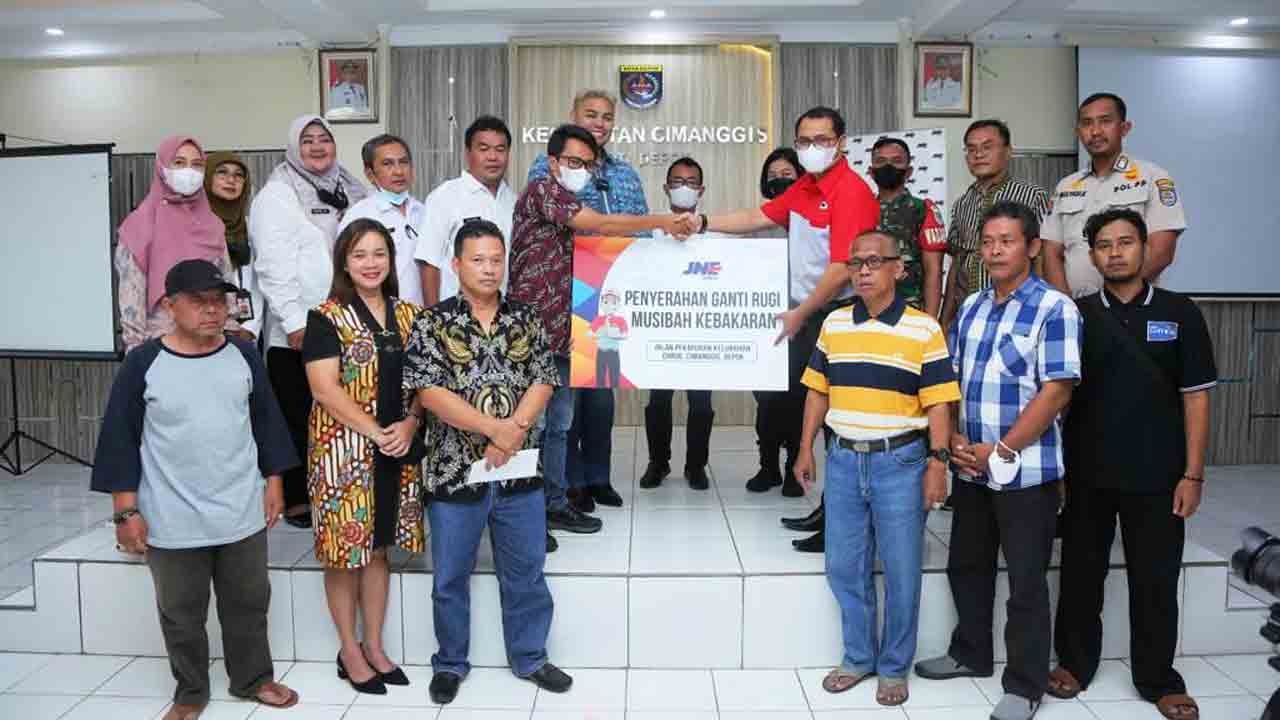 TANGGUNg JAWAB: JNE melakukan penyerahan penggantian kerugian kepada warga secara langsung di Aula Kantor Kecamatan Cimanggis Depok bersama dengan Ivan Gunawan. (JNE FOR RADAR JOGJA)