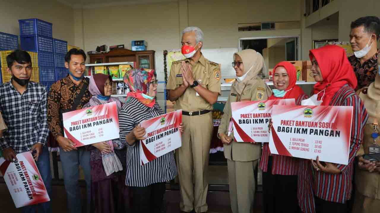IKM: Gubernur Jawa Tengah Ganjar Pranowo terus menyalurkan bantuan sosial kepada pelaku industri kecil menengah (IKM) sebagai upaya pengendalian inflasi pasca kenaikan harga bahan bakar minyak (BBM). (ISTIMEWA)