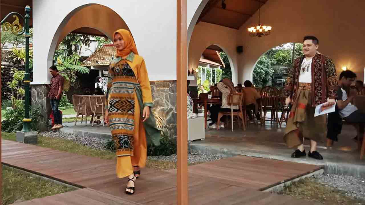 FASHION SHOW: Lavana Jogjakarta menggelar Peragaan Busana Sambil Menikmati Suasana Pegunungan Kaliurang. (SETIAKY AK/RADAR JOGJA)