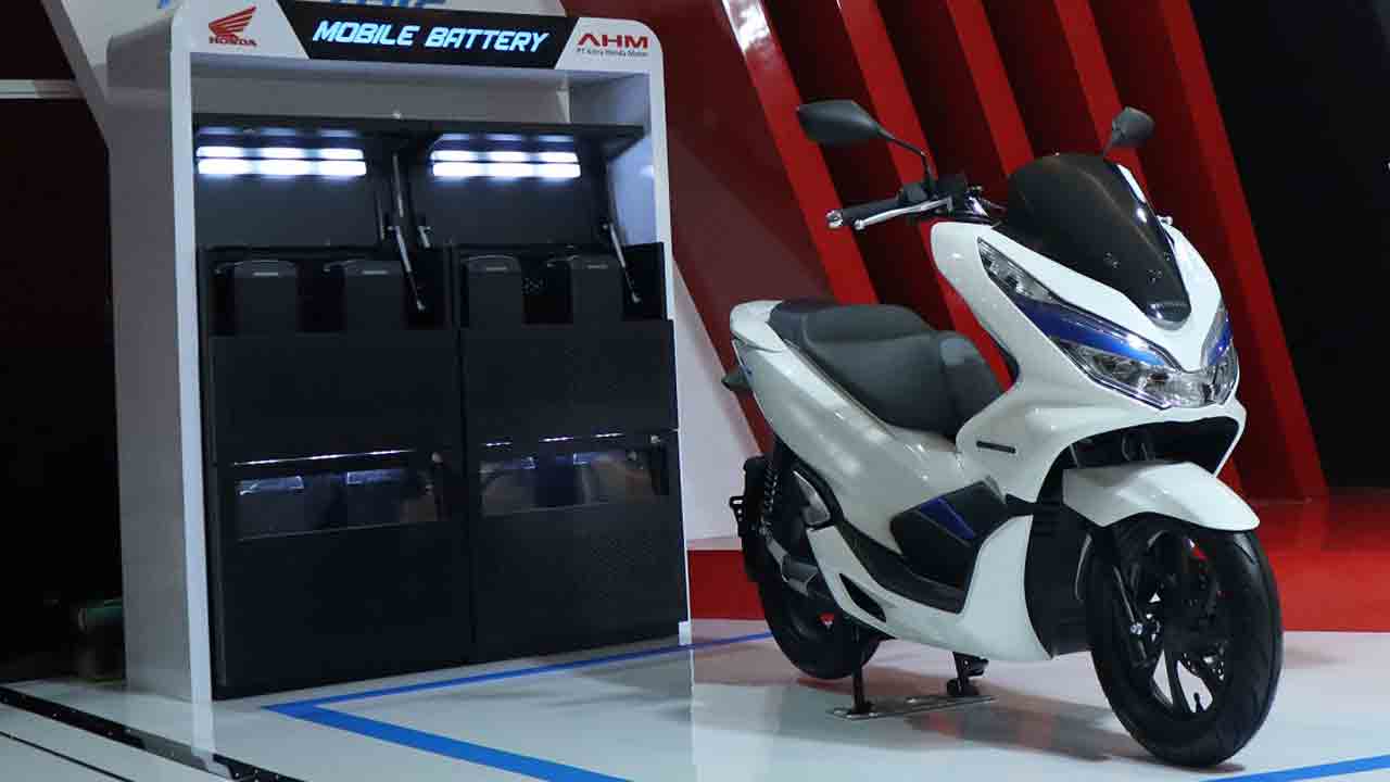 MOTOR LISTRIK: Komitmen besar AHM dalam elektrifikasi sepeda motor telah dibuktikan sejak tahun 2019 dengan memproduksi Honda PCX Electric di pabrik AHM di Sunter, Jakarta Utara. (HONDA FOR RADAR JOGJA)