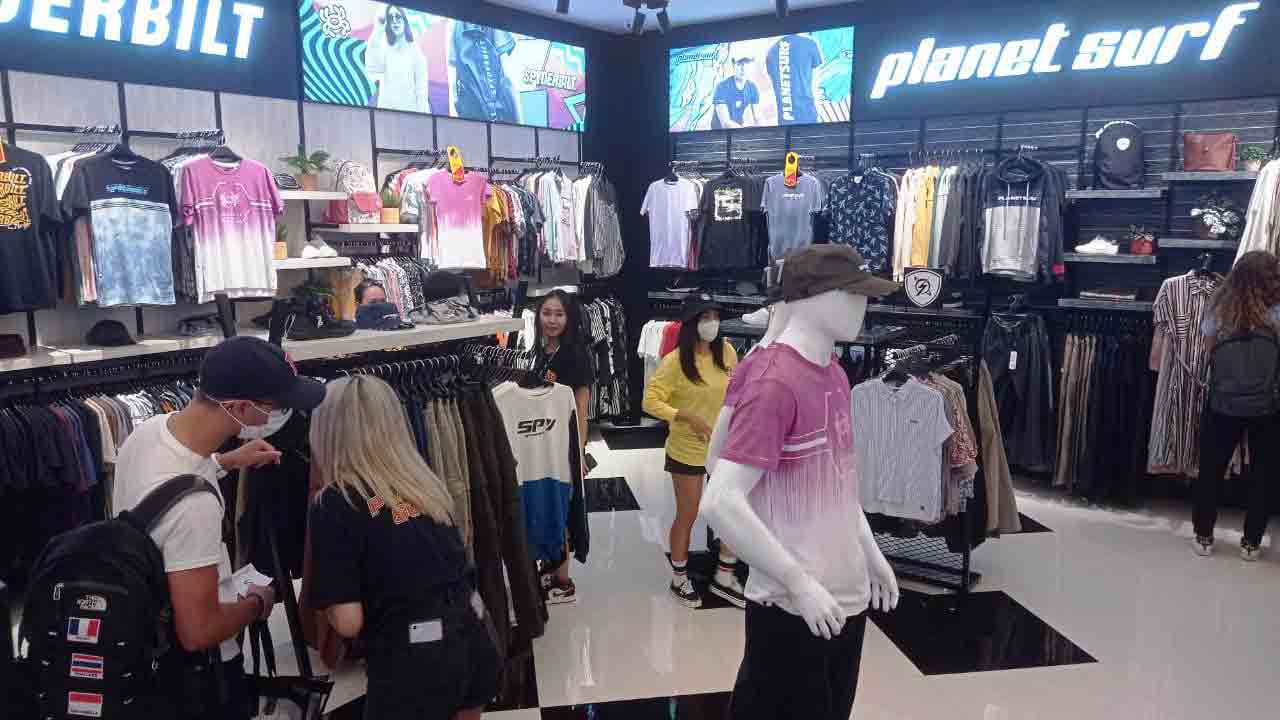 KONSEP BARU: Dalam tiga hari awal relokasi Planet Surf Pakuwon Mall Jogja, mulai Senin-Rabu (19-21/9), disediakan promo bagi konsumen. (HERU PRATOMO/RADAR JOGJA)