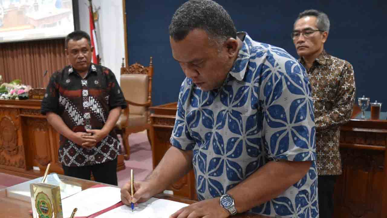 APBD PERUBAHAN: Hanung Raharjo menandatangani berita acara pengesahan KUPA-PPAS 2022 belum lama ini. (ISTIMEWA)