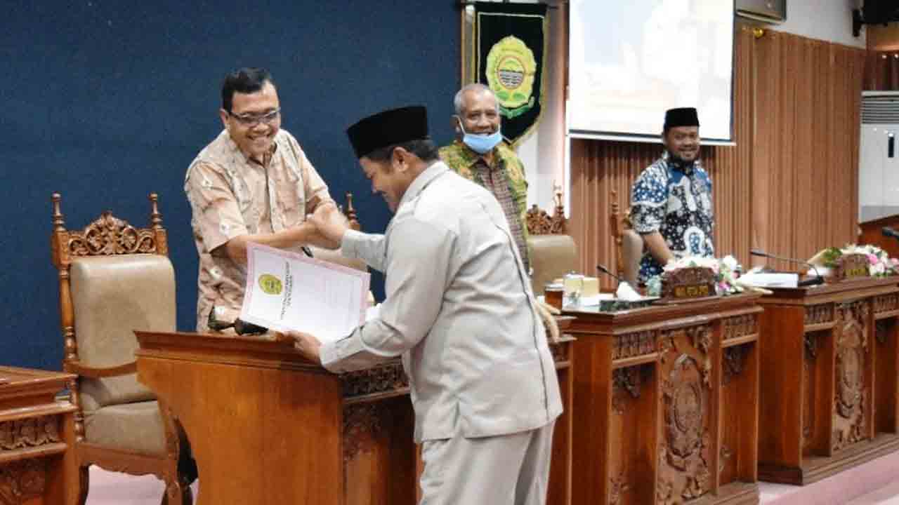 SEBAGAI PIMPINAN DPRD: Nur Subiyantoro menerima naskah pemandangan umum fraksi saat rapat paripurna pemandangan umum fraksi terhadap RAPBD Perubahan 2022 belum lama ini. (ISTIMEWA)