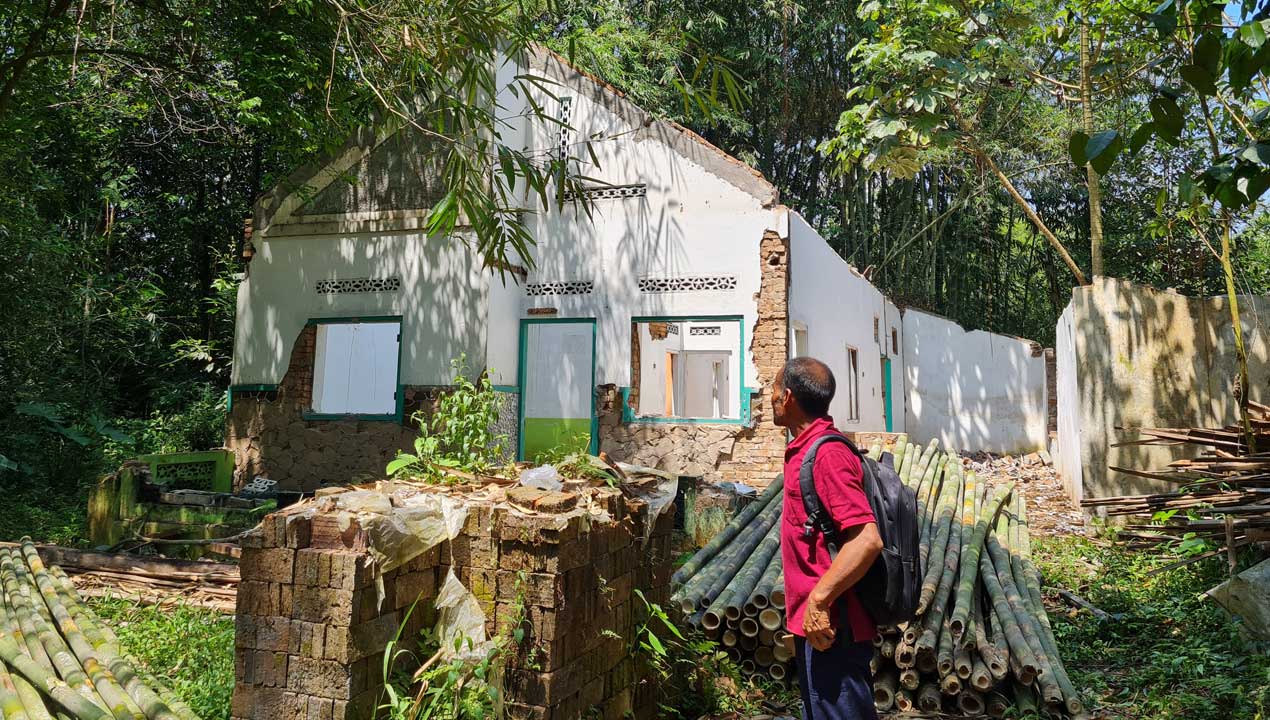 TAK TERURUS: Bangunan bekas rumah warga yang masih berdiri di Dusun Puntingan, Desa Dlimas, Kecamatan Tegalrejo, Kabupaten Magelang. Bahkan banyak yang ditumbuhi semak belukar.(Naila Nihayah/Radar Jogja)