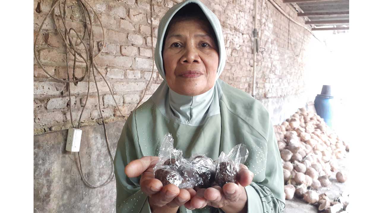 LANGKA: Sulastri, 65, pembuat kethak atau blondo di Padukuhan Mangiran, Trimurti, Srandakan, Bantul. Sehari ia bisa membuat 1.500 kethak yang diambil para pedagang pasar untuk dijual kembali.(IWAN NURWANTO/RADAR JOGJA)
