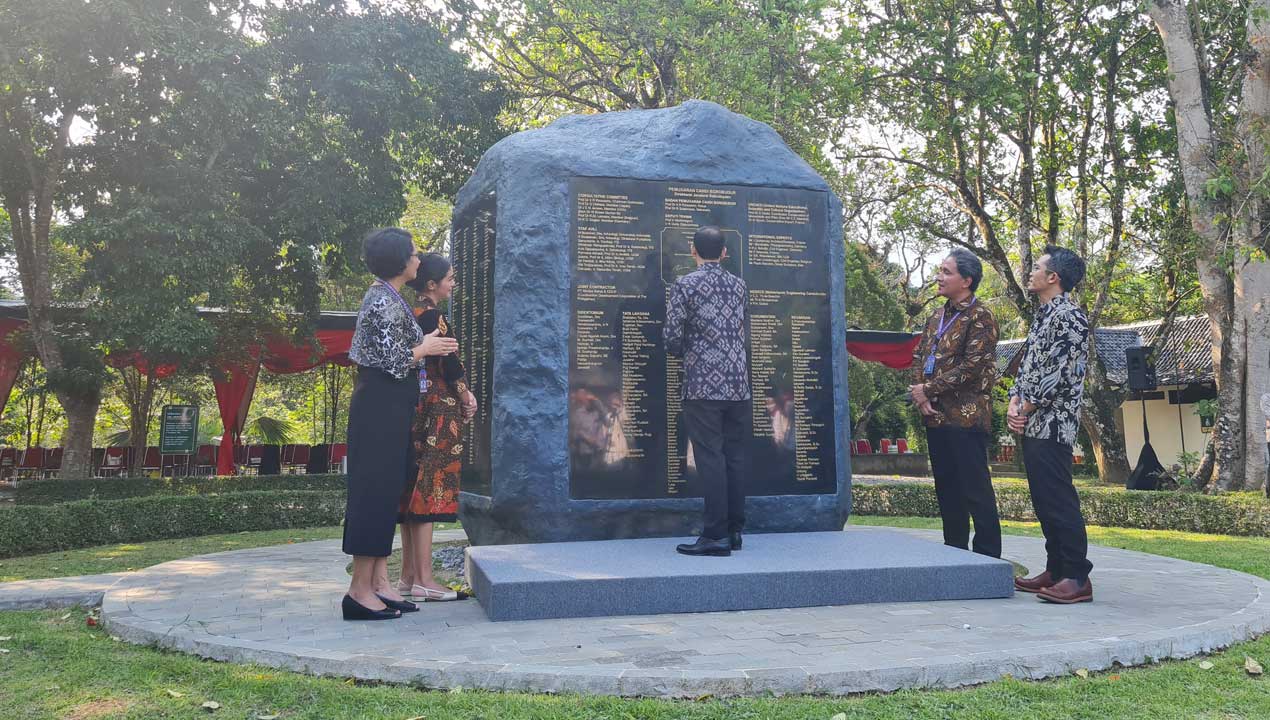APRESISASI: Mendikbudristek Nadiem Anwar Makarim meresmikan prasasti yang bertuliskan 600 pelaku pemugaran Candi Borobudur selama 10 tahun. Kemudian dilanjut penyerahan piagam penghargaan kepada perwakilan tokoh kemarin (13/9).(Naila Nihayah/Radar Jogja)