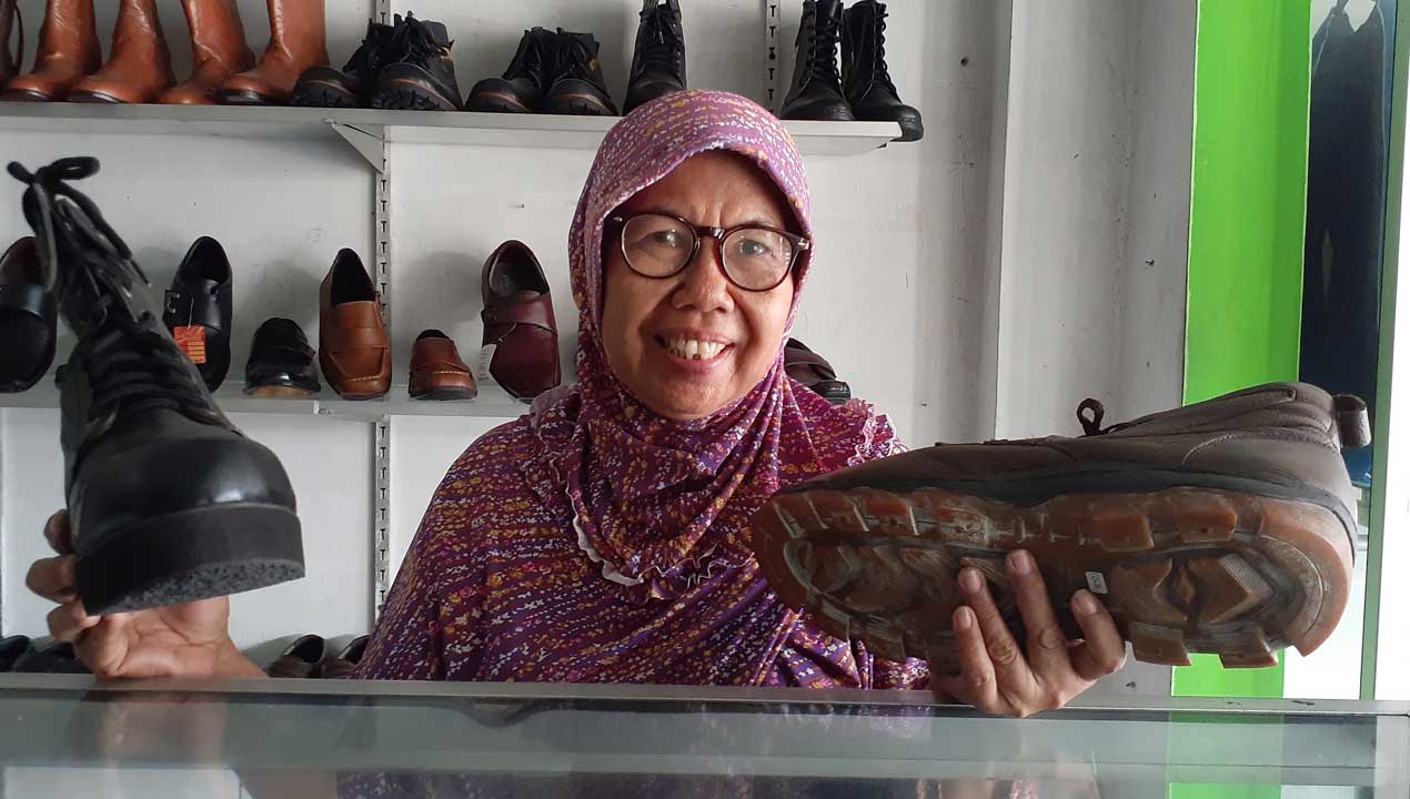 DISUKAI: Joyo, pemilik toko kerajinan kulit Dwi Jaya di Manding, Bantul.(IWAN NURWANTO/RADAR JOGJA)