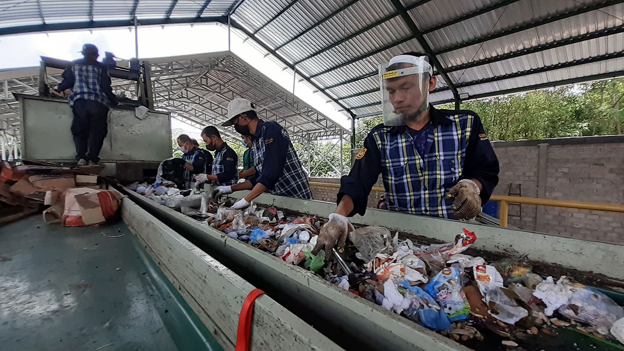 JADI CUAN: Suasana BUMDes Kupas yang merupakan unit usaha pengelolaan sampah milik Kalurahan Panggungharjo, Sewon, Bantul. Unit usaha ini bisa meraup keuntungan puluhan juta per bulan.(IWAN NURWANTO/RADAR JOGJA)