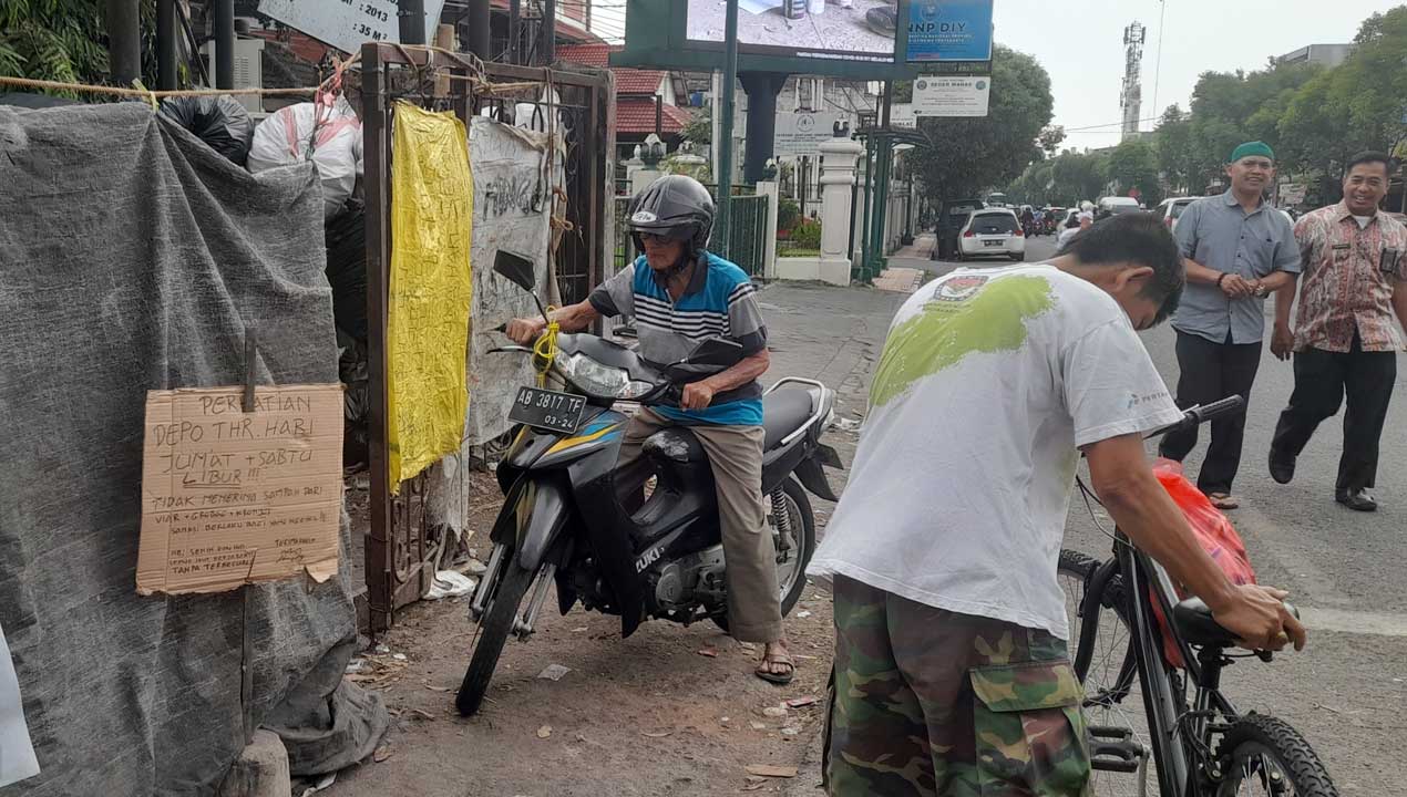 IMBAS PIYUNGAN: Beberapa warga masih tampak membawa sampah dengan kresek untuk dibuang ke Depo Sampah THR, Jalan Brigjen Katamso, kemarin (16/9).(SITI FATIMAH/RADAR JOGJA)