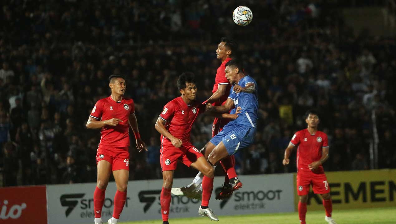 KETAT: Pemain PSIM Jogja Yudha Alkanza (biru) ditempel ketat pemain PSCS Cilacap dalam pertandingan Liga 2 2022/2023 di Stadion Sultan Agung (SSA) Bantul, tadi malam (11/10).(ELANG KHARISMA DEWANGGA/RADAR JOGJA)