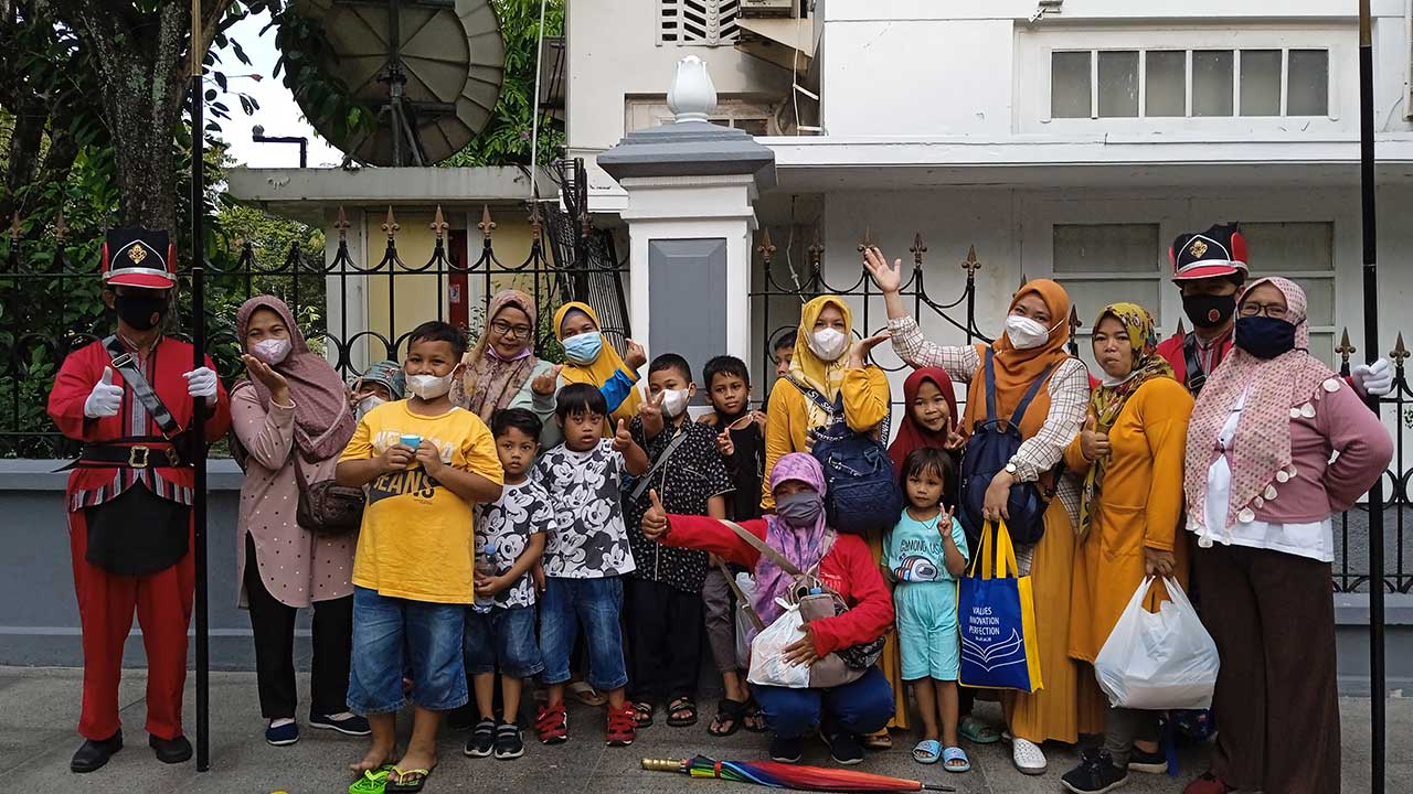 MENARIK: Sejumlah wisatawan nusantara yang tengah mengunjungi Malioboro berfoto dengan Bregada Jaga Malioboro. Kehadiran bregada itu selalu mengundang ketertarikan bagi pengunjung.(WULAN YANUARWATI/RADAR JOGJA)