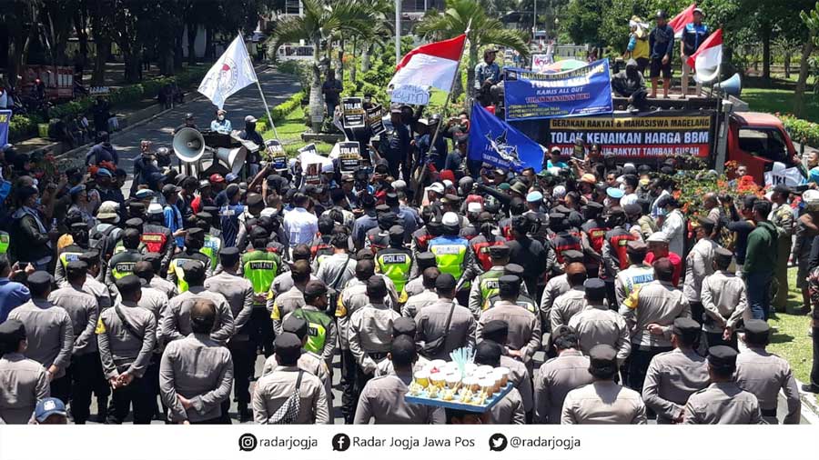 RAMAI: Para warga tampak mendatangi kantor DPRD menggunakan armada truk. Bahkan, memenuhi sepanjang jalan di depan gedung kemarin (15/9). (Naila Nihayah/Radar Jogja)
